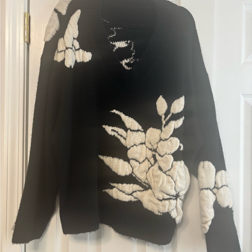 Commense Black and White Floral V-Neck Sweater